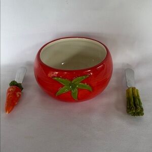 VINTAGE 1997 ! VERY CUTE CLAY ART VEGETABLE MEDLEY HAND PAINTED BOWL, 2  SPREADR